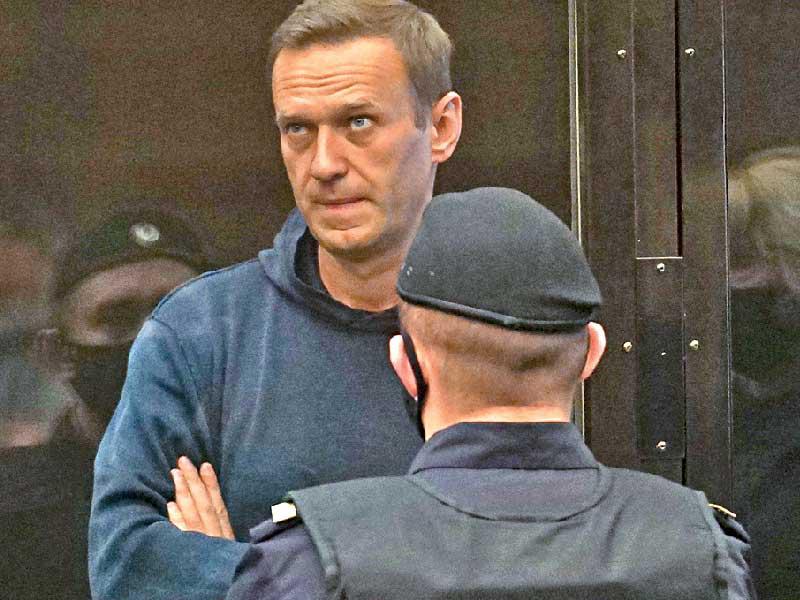 المعارض الروسي أليكسي نافالني خلال جلسة محاكمته بموسكو أمسt (أ ف ب)