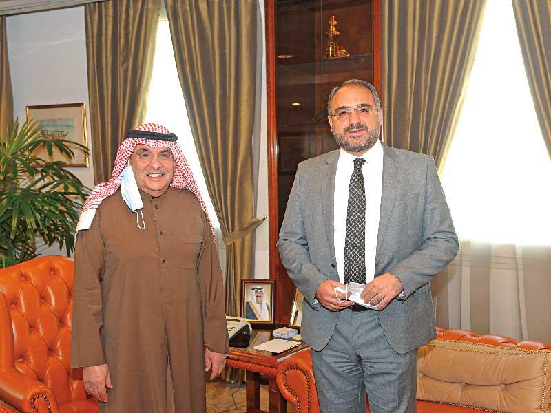 رئيس مجلس إدارة غرفة تجارة وصناعة الكويت محمد الصقر مستقبلاً المستشار هادي هاشم القائم بالأعمال بسفارة لبنان لدى الكويت 