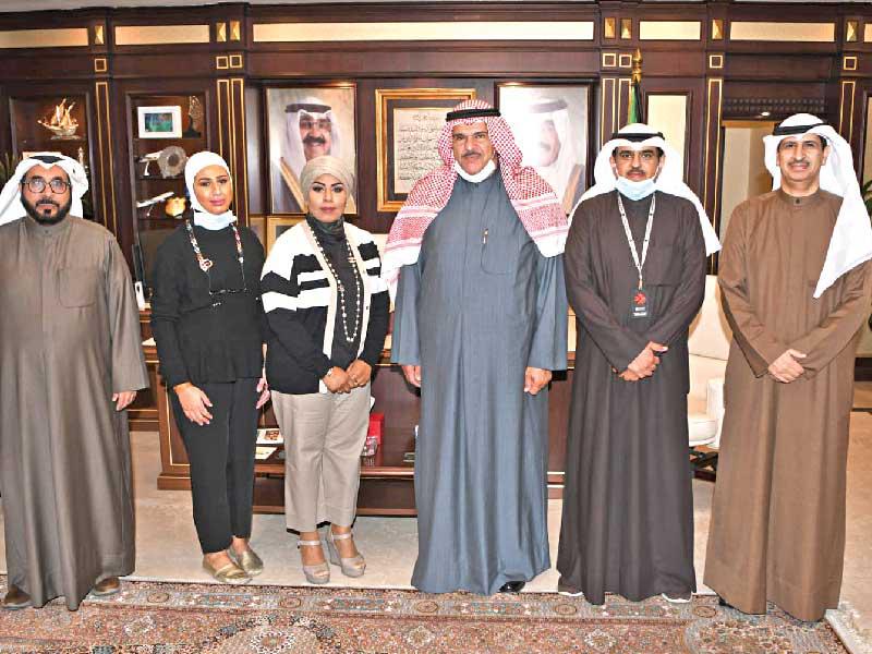 رئيسة جمعية السعادة والإيجابية نجاة الحشاش تتوسط المكرمين