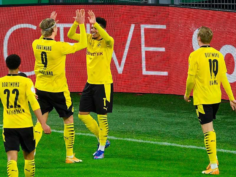 لاعبو بوروسيا دورتموند يحتفلون خلال مباراة سابقة