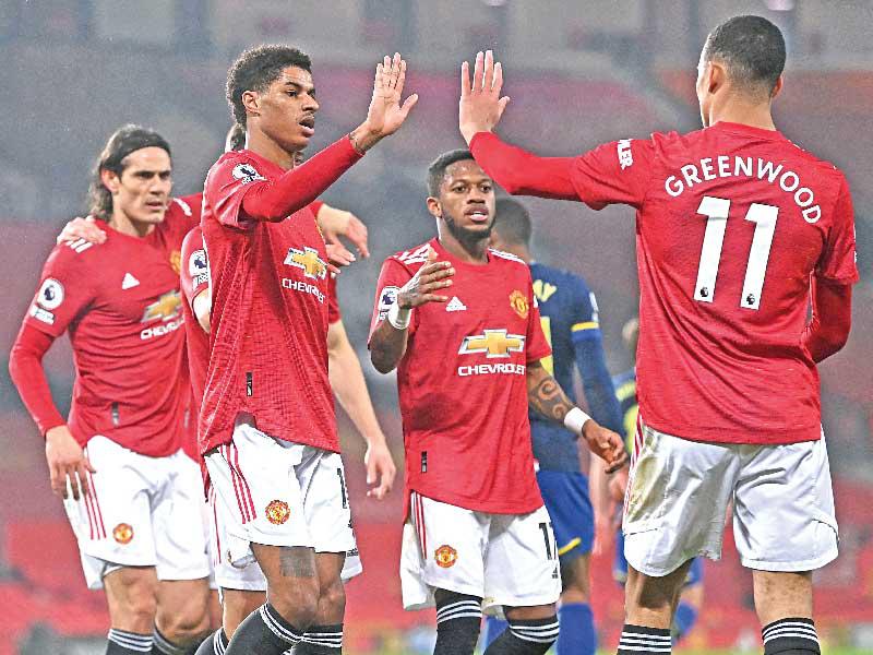 فرحة لاعبي مان يونايتد بالهدف الثاني