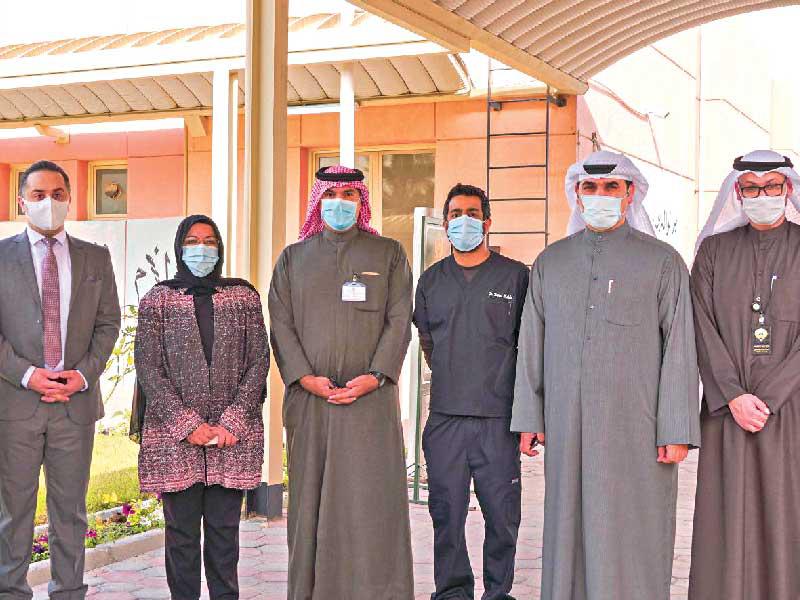 المضف تتوسط المشاركين في تدشين حملة التطعيم في مراكز رعاية المعاقين والمسنين 