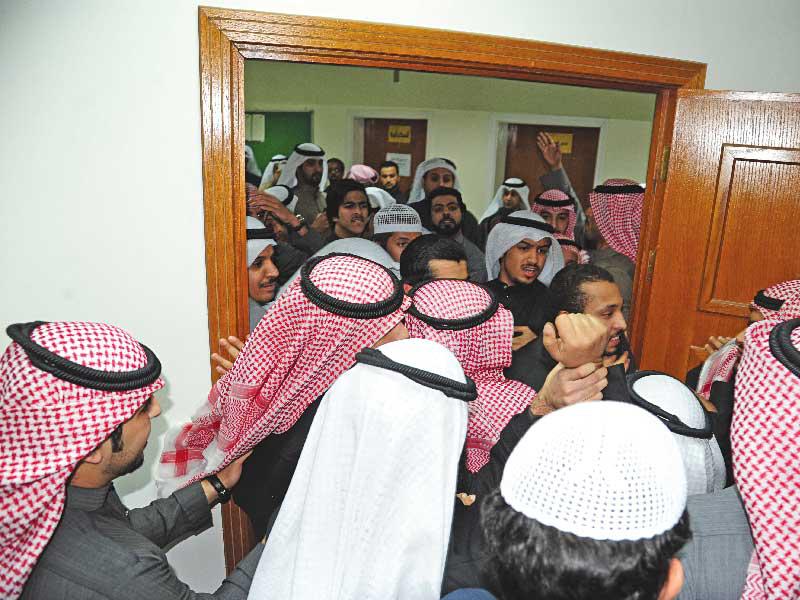 صورة أرشيفية لتسديد الاشتراكات في أحد الأندية