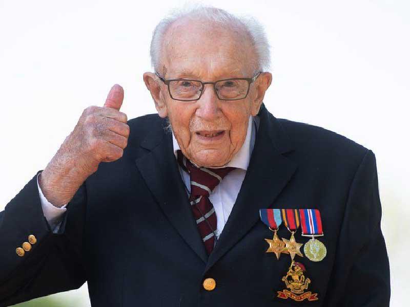 المقاتل السابق في الحرب العالمية الثانية توم مور
