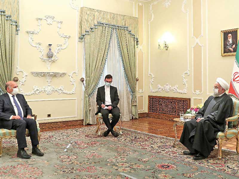 روحاني مستقبلاً وزير الخارجية العراقي في طهران أمس     (أ ف ب)