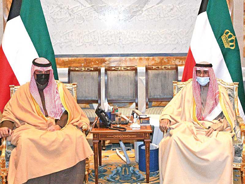  صاحب السمو أمير البلاد الشيخ نواف الأحمد مستقبلاً وزير الدولة لشؤون مجلس الوزراء أنس الصالح أمس