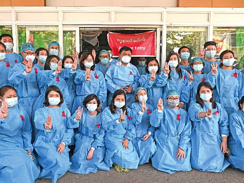 ممرضون خلال وقفة احتجاجية رفضاً للانقلاب العسكري أمام مستشفى يانغون العام أمسt (رويترز)