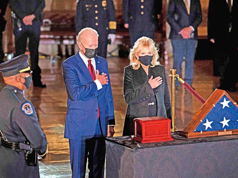 بايدن وجيل في مراسم وداع ضابط «الكابيتول» أمس الأولt (أ ف ب)