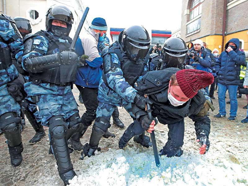 رد الشرطة الروسية «الحازم» على الاحتجاجات المؤيدة للمعارض المسجون أليكسي نافالني