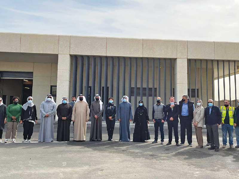 فريق التسلم أمام أحد المباني