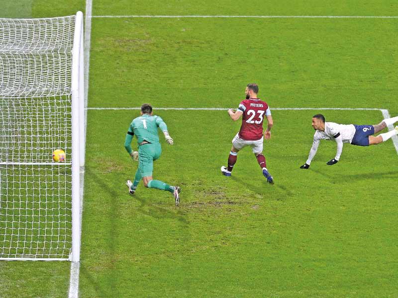 جيزوس نجم سيتي يحرز هدفه في مرمى بيرنلي