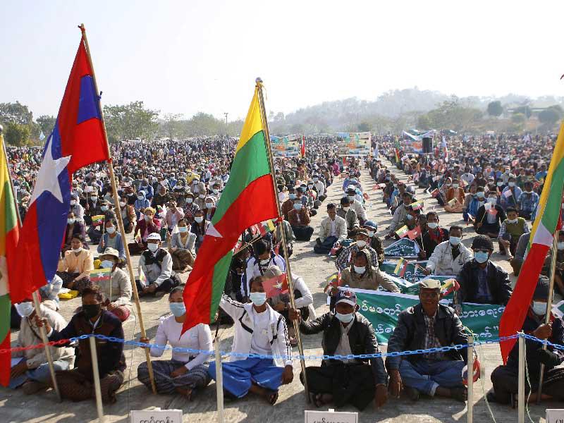 تظاهرة حاشدة مؤيدة للجيش في عاصمة ميانمار أمس (ا ف ب)