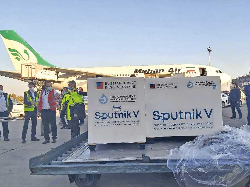 وصول الدفعة الأولى من اللقاح الروسي «سبوتنيك V» المضاد لفيروس كورونا إلى مطار الإمام الخميني في طهران أمس (رويترز)