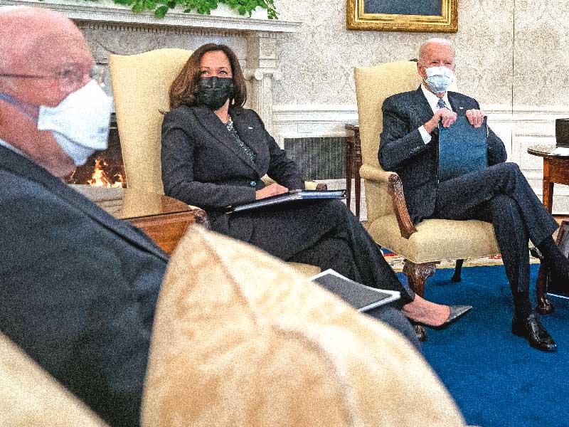 بايدن وهاريس خلال لقاء مع السيناتورات الديمقراطيين في المكتب البيضاوي أمس الأول (إي بي إيه)