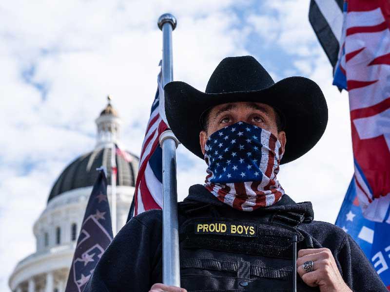 أحد عناصر جماعة اليمين المتطرف براود بويز