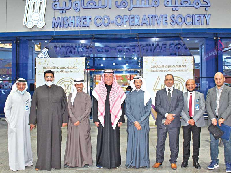 وزير الشؤون الاجتماعية عيسى الكندري متوسطاً مسؤولي جمعية مشرف