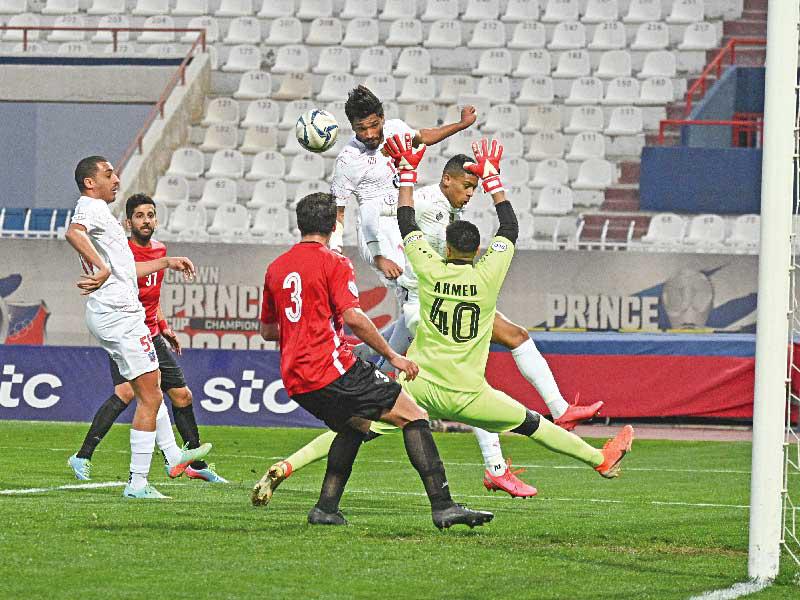 يوسف ناصر في محاولة للتسجيل بالرأس في مرمى خيطان (تصوير نوفل إبراهيم)