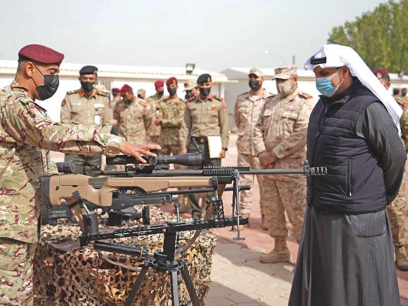 الجابر يعاين بعض أسلحة ومعدات الحرس الأميري 