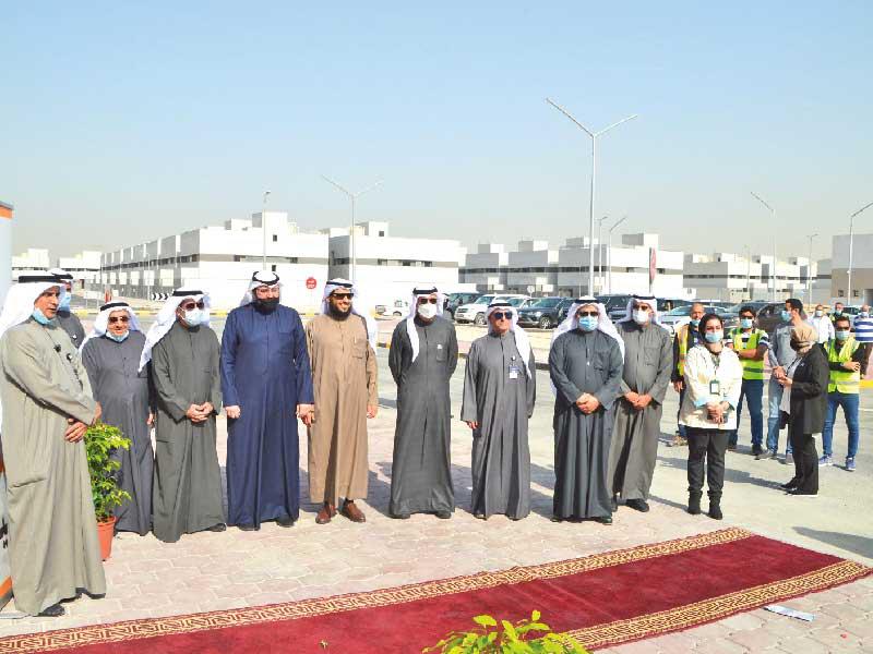  وزير الدولة لشؤون الإسكان وزير الدولة لشؤون الخدمات د. عبدالله معرفي متوسطاً أعضاء «الإسكانية» البرلمانية وقياديي «السكنية» 