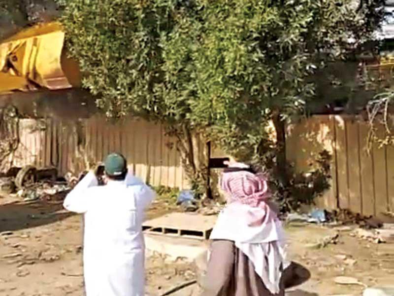 إزالة اسوار مصنع المعادن