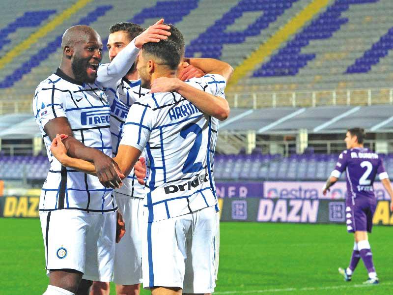 فرحة لاعبي الإنتر بهدف بيريسيتش في مرمى فيورنتينا