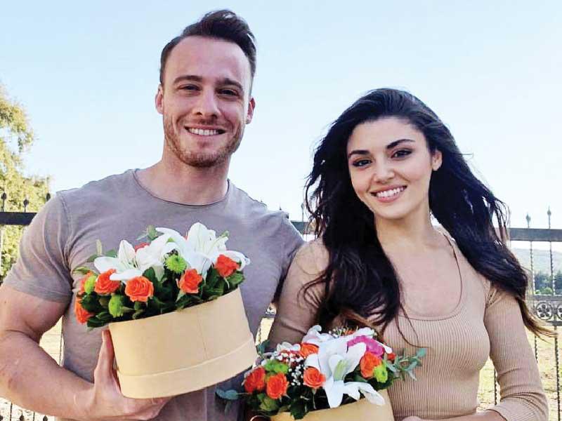 النجمين التركيين ​هاندا أرتشيل​ و​كرم بورسين