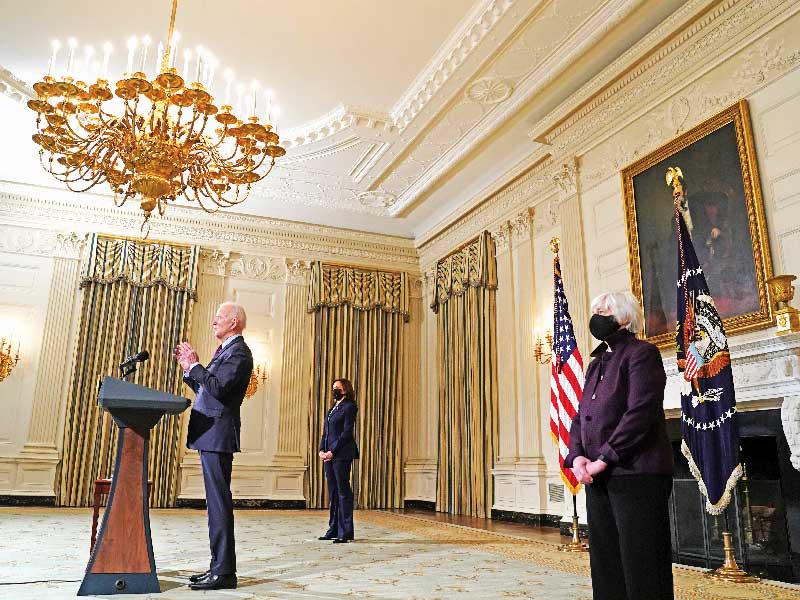 الرئيس الأميركي جو بايدن متوسطاً نائبته كمالا هاريس ووزير الخزانة جانيت يلن خلال مؤتمر صحافي بوزارة الخارجية  أمس الأول (رويترز) 