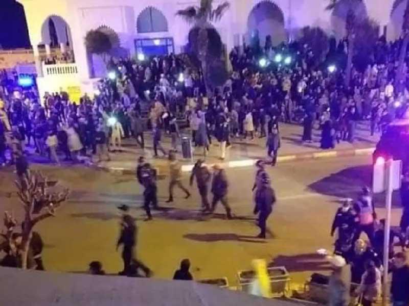 المحتجين ضد تردي الأوضاع المعيشية بمدينة الفنيدق شمالي المغرب