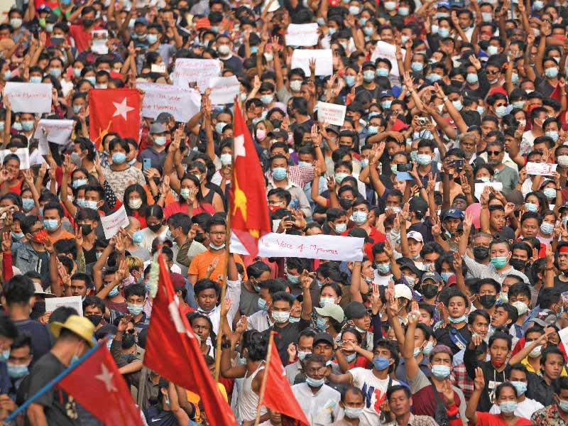 متظاهرون معارضون للانقلاب في رانغون أمس        (رويترز)