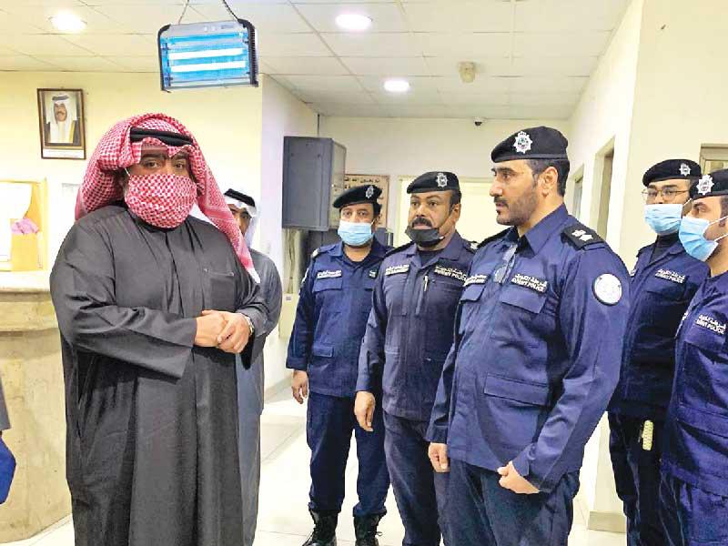  وزير الداخلية الشيخ ثامر العلي خلال الجولة