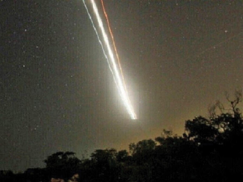 لحظة ضرب نيزك للغلاف الجوي لكوكب الأرض