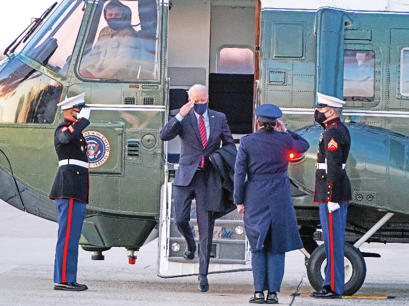 الرئيس الأميركي جو بايدن يترجل من مروحية «مارين وان» لاستقلال «آير فورس وان» للسفر إلى ديلاوير أمس الأول في أول رحلة له على متن الطائرة الرئاسية (رويترز)