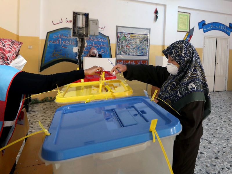 امرأة تدلي بصوتها في مركز اقتراع خلال الانتخابات البلدية في طرابلس ، ليبيا