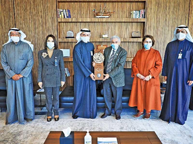 د. هلال الساير يكرِّم «الوطني» ممثلاً في عصام الصقر وبحضور شيخة البحر وصلاح الفليج وممثلي الجمعية أنور الحساوي ومها البرجس