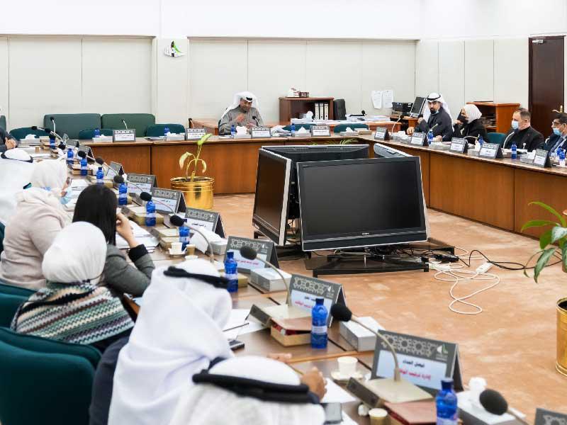  رئيس اللجنة النائب د.حمد المطر في اجتماع «التعليمية» أمس