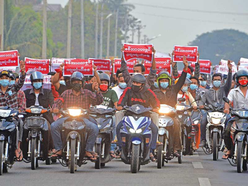 تظاهر عشرات الآلاف أمس في العاصمة رانغون ضد الانقلاب العسكري 