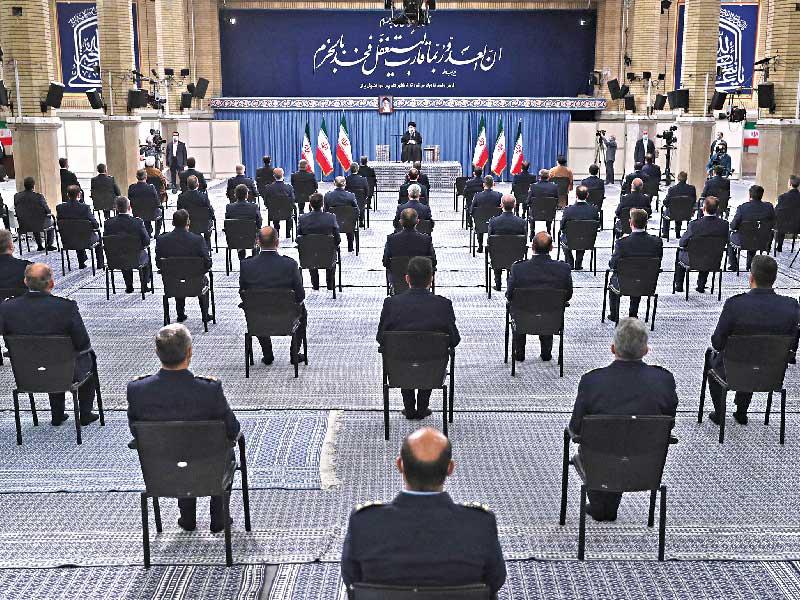 خامنئي خلال استقباله ضباط القوة الجوية في طهران أمس       (إي بي أيه)