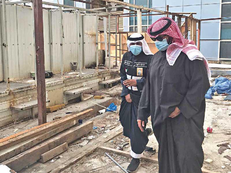 محافظ العاصمة خلال معاينة أحد العقارات