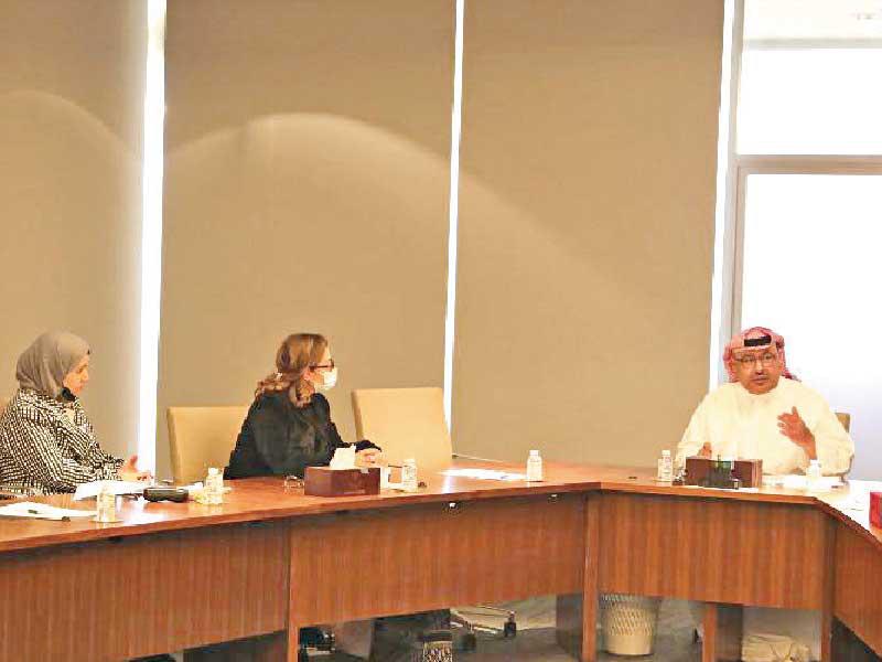  وكيل وزارة التربية المساعد للتعليم العام أسامة السلطان خلال اجتماعه بالموجهين أمس