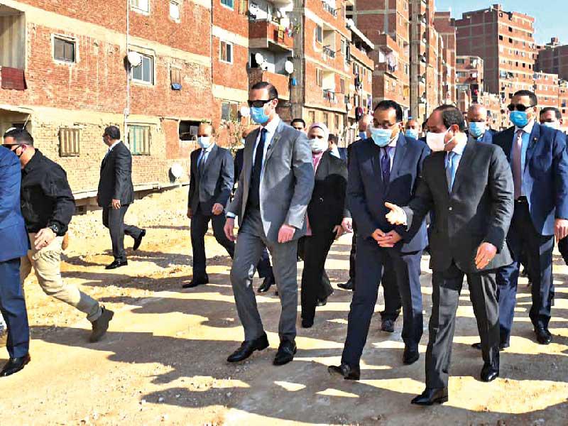  الرئيس عبدالفتاح السيسي يتفقد عزبة الهجانة أمس (صفحة الرئاسة)