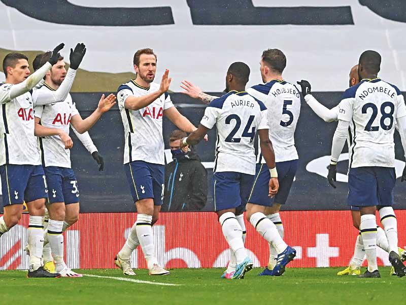 هاري كين يحتفل بالهدف الأول