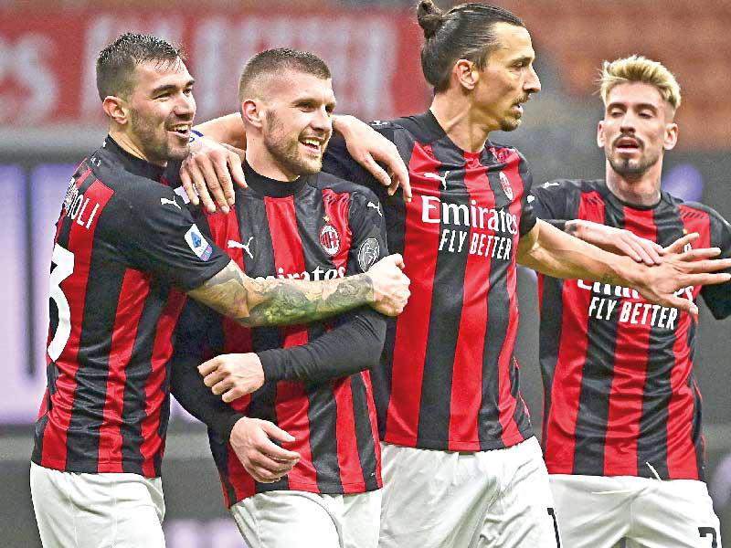 فرحة لاعبي ميلان بعد إحراز هدف في مرمى كروتوني