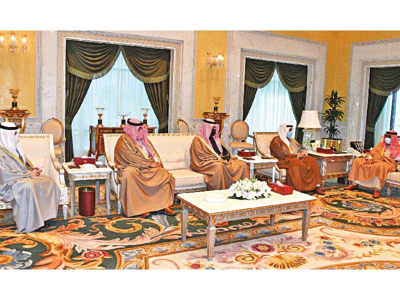 سمو ولي العهد الشيخ مشعل الأحمد مستقبلاً وزراء أمس