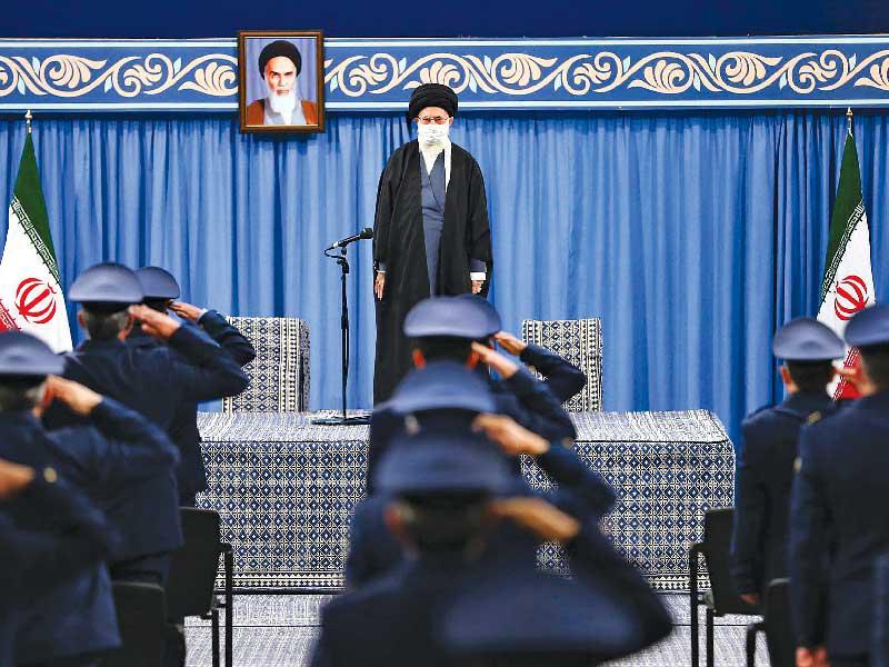 المرشد الإيراني الأعلى علي خامنئي مستقبلا ضباط القوة الجوية الإيرانية أمس