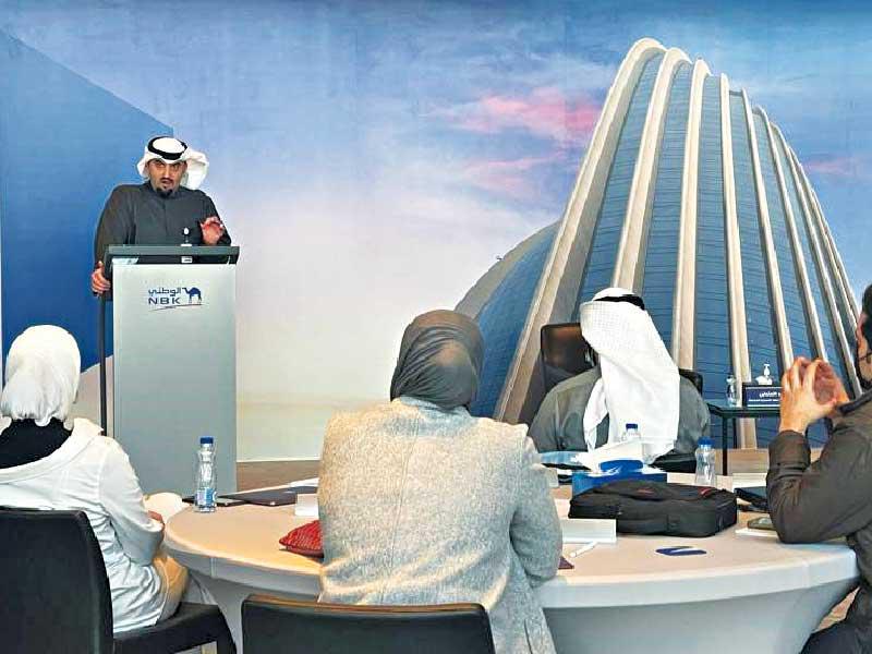 المدير العام لمجموعة الخدمات المصرفية الشخصية في البنك محمد العثمان متحدثاً خلال الحلقة النقاشية