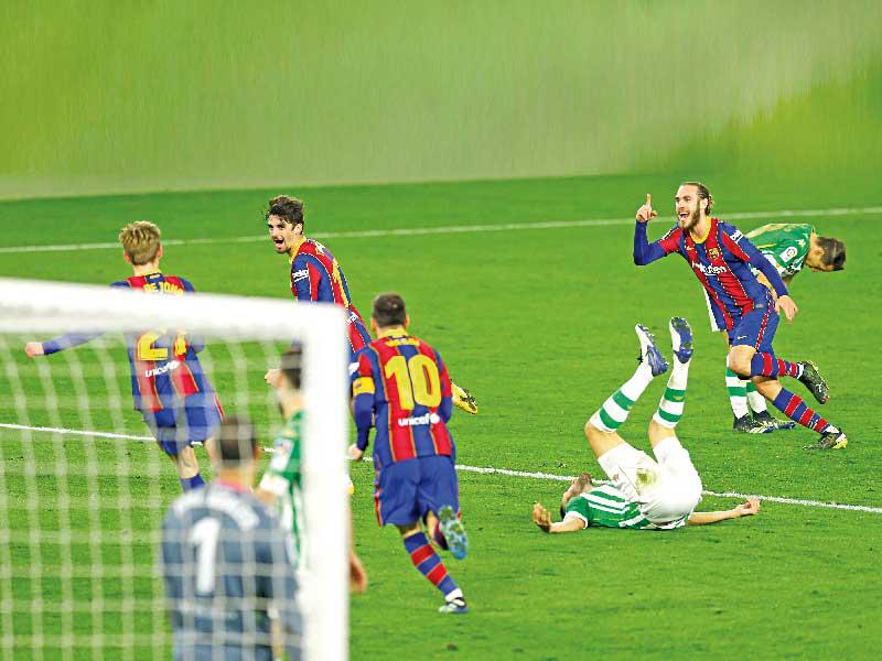 ترينكاو نجم برشلونة يحتفل بهدفه