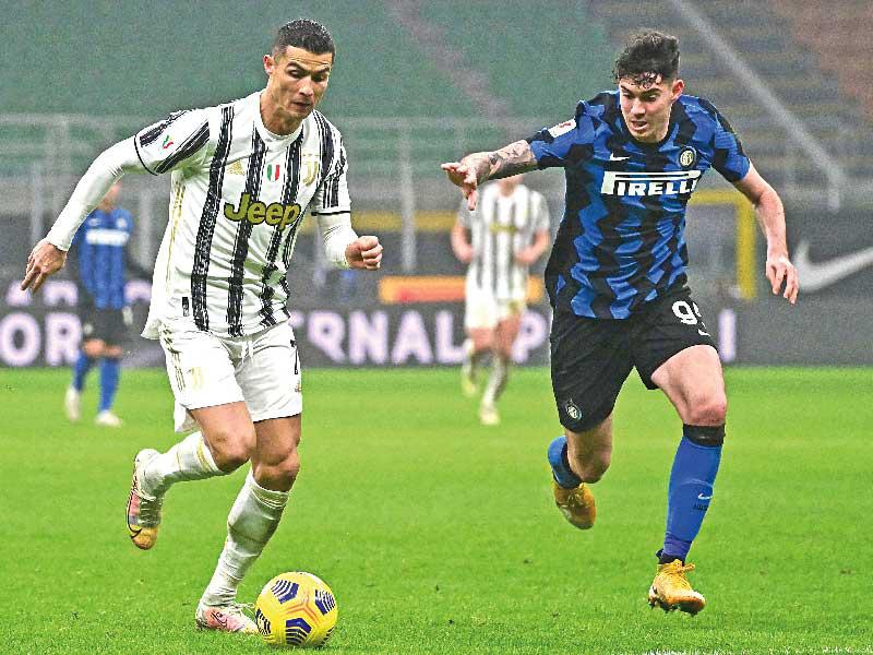 رونالدو نجم يوفنتوس وباستوني لاعب الانتر خلال مواجهة الذهاب