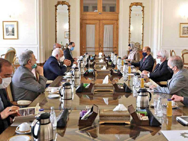 ظريف مجتمعاً بالمبعوث الأممي الخاص إلى اليمن والوفد المرافق له في طهران أمس (أ ف ب)