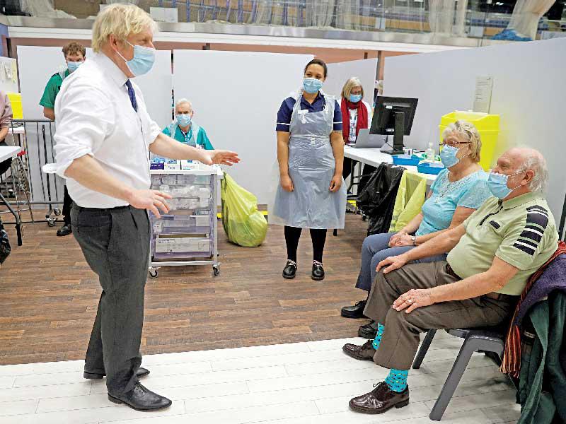  رئيس وزراء بريطانيا خلال زيارته موقعاً للتطعيم في مدينة دربي أمس (رويترز)