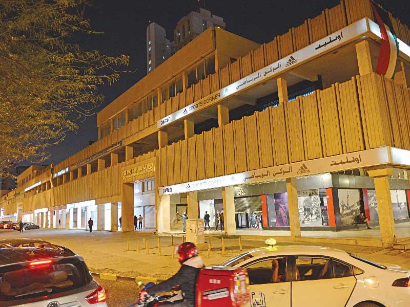 من مشاهد الإقفال في أحد مجمعات السالمية 